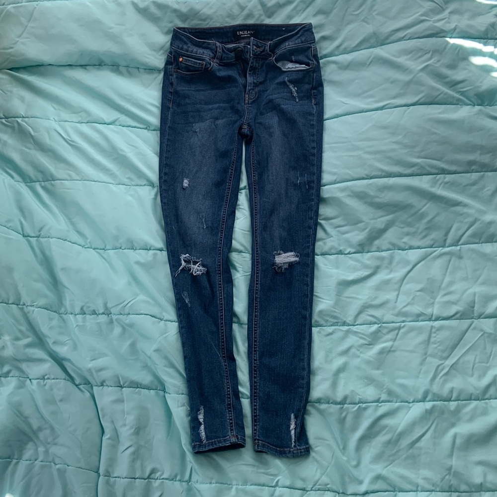 Hey! These are in dark blue ripped jeans from the en jean denim collection